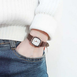 Proste skórzane kwadratowe małe tarcza zegarka mody kobiety ubierają zegarki na rękę, minimalistyczne, świeże, kobieta zegar god