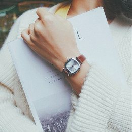 W stylu Vintage skórzane kwadratowe zegarki tarczowe kobiety moda sukienka oglądać minimalistyczny stylowe małe świeże kobiet kw