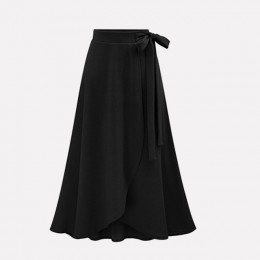 Modna elegancka zwiewna długa spódnica damska wiązana w talii asymetryczny dół lejący połyskujący materiał kolor czarny