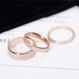 Biżuteria damska elegancki pierścionek okrągły obrączka z różowego złota z cyrkoniami matowa modna