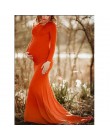 Modna elegancka bardzo długa dopasowana sukienka damska ciążowa z długim rękawem okrągły dekolt do sesji fotograficznej