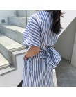 Elegancka letnia midi sukienka damska klasyczny wzór w biało błękitne paski zmysłowe rozcięcie na spódnicy krótki rękawek