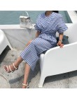Elegancka letnia midi sukienka damska klasyczny wzór w biało błękitne paski zmysłowe rozcięcie na spódnicy krótki rękawek